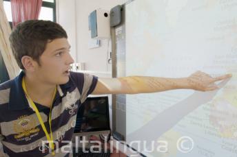 Student aan een interactief whiteboard