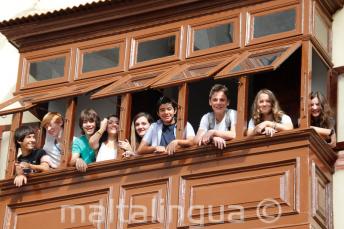 Junior studenten op het balkon van de school