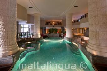 Binnenzwembad en spa van Marriott Hotel & Spa hotel St Julians Malta