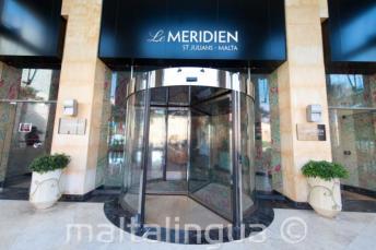 Entree van Le Meridien hotel in St. Julians