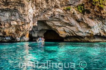 Aquamarijn water bij Blue Grotto, Malta.