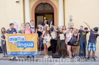 Groepsfoto van onze studenten voor de school in St Julians, Malta