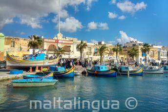 Boten bij een vissersdorp in Malta
