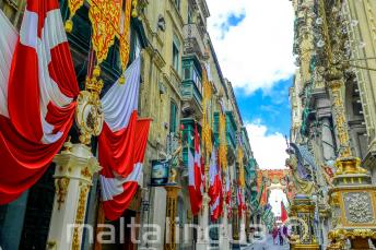 Een straat in Valletta, Malta versierd met vlaggen