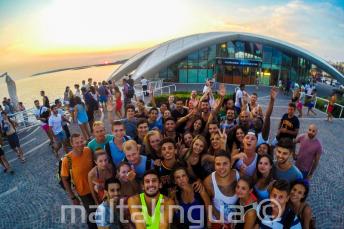 Engels taal leerlingen gaat naar een feestje in Cafe del Mar