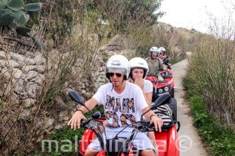 Studenten op een quad bike tour van Gozo