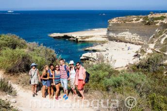 Engels studenten een bezoek aan St Peter's Pool, Malta