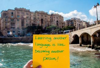 Het leren van een andere taal is als steeds een andere persoon. Bij Balluta Bay, St. Julians