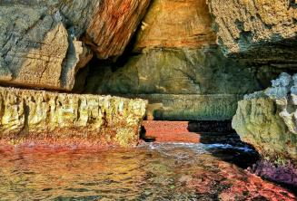Felle kleuren in het water bij Blue Grotto