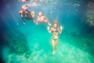 3 vrienden zwemmen onder water.