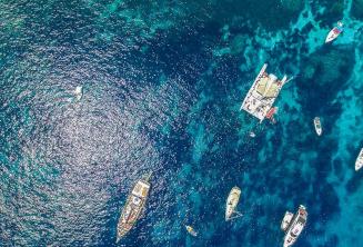 Luchtfoto van boten in Crystal Bay, Comino