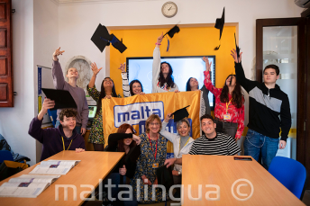 Taalschool studenten met beëindigen van de cursus certificaten