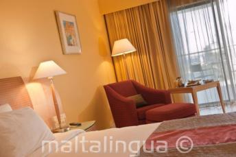 Een deluxe kamer in Le Meridien hotel, Malta