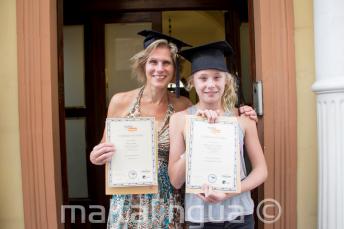 Mama en dochter zijn samen afgestudeerd