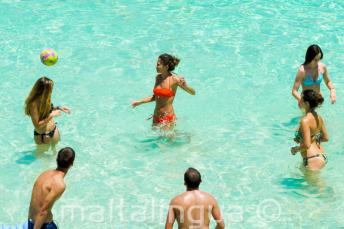 Studenten spelen volleybal in het water