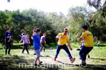 Studenten spelen in het park van de residentie