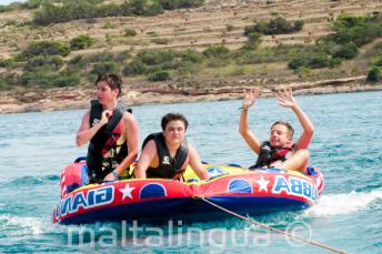 Studenten op de speed boat sofa ride