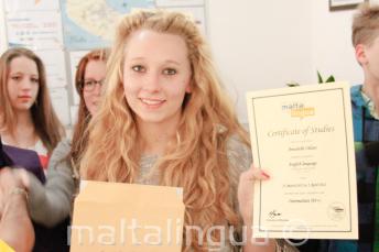 Junior student met haar certificaat