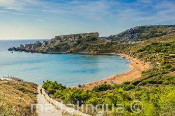 Een vergezicht van een zandstrand in Mellieha, Malta