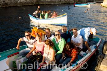 Studenten Klaar for an boottocht naar Blue Grotto.