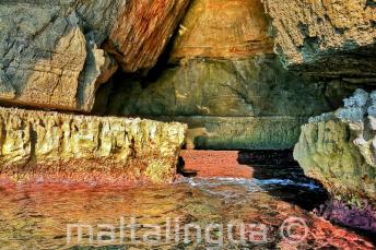 Felle kleuren in het water bij Blue Grotto