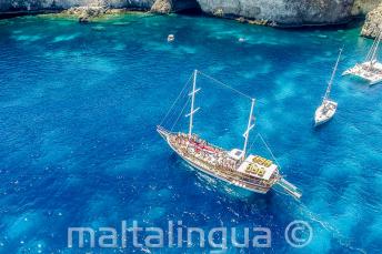 Een Turkse gulet in Crystal Bay, Comino