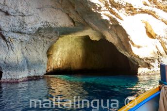 De binnenkant van een grot bij Blue Grotto