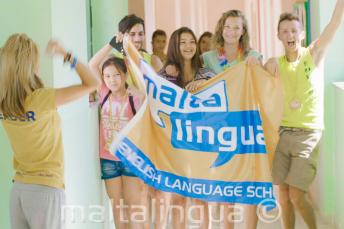 Groep studenten met de vlag van de school