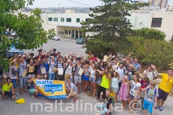 Groep studenten voor de zomercampus