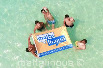 jongeren op excursie naar de Blue Lagoon