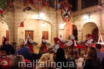 Traditionele Maltese dansers aantrekken van een show in een restaurant