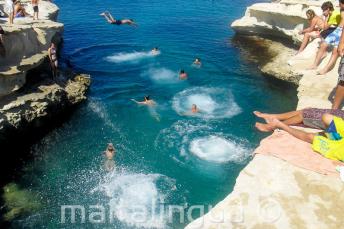 Studenten zwemmen in St Peter's Pool