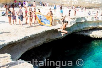 Maltalingua School van het Engels springen in St Peter's Pool