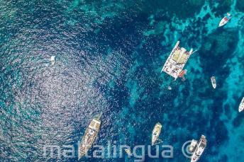 Luchtfoto van boten in Crystal Bay, Comino