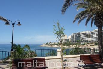 Exiles Bay promenade in Sliema ligt op 5 minuten loopafstand van de school.