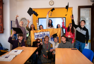 Taalschool studenten met beëindigen van de cursus certificaten