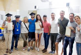 Taalschool studenten met beëindigen van de cursus certificaten