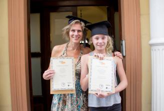 Mama en dochter zijn samen afgestudeerd
