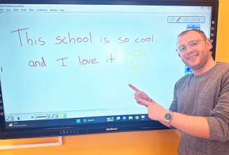 Een Engels student die goede feedback heeft geschreven op het bord
