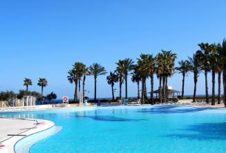 Hilton Malta zwembad met uitzicht op zee