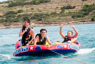 Studenten op de speed boat sofa ride