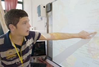 Student aan een interactief whiteboard