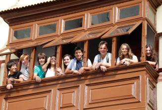 Junior studenten op het balkon van de school