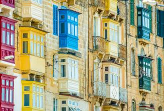 Vele kleurrijke Maltese balkons