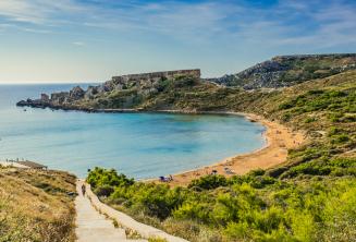 Een vergezicht van een zandstrand in Mellieha, Malta