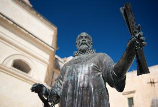 Een standbeeld in Malta van een man met een boekrol