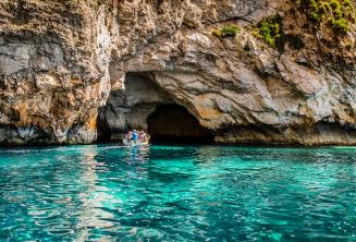 Aquamarijn water bij Blue Grotto, Malta.