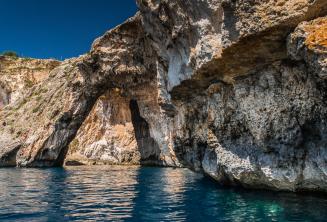 Een zee boog bij Blue Grotto, Malta