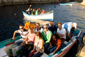 Studenten Klaar for an boottocht naar Blue Grotto.