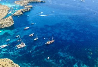 Boten varen weg van Comino, Malta